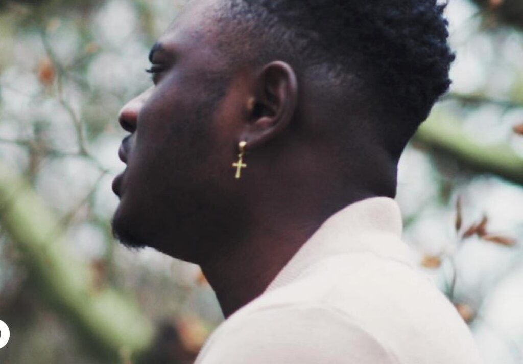 Moelogo “Shine Your Light” Video